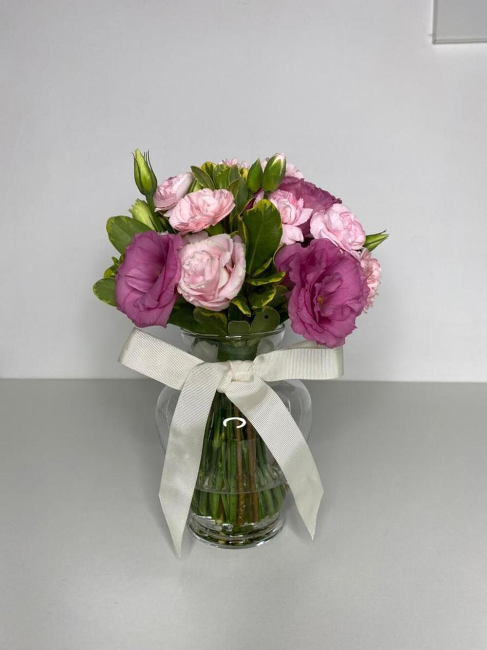 imagem Buquê com mix de flores rosa no vaso (P)