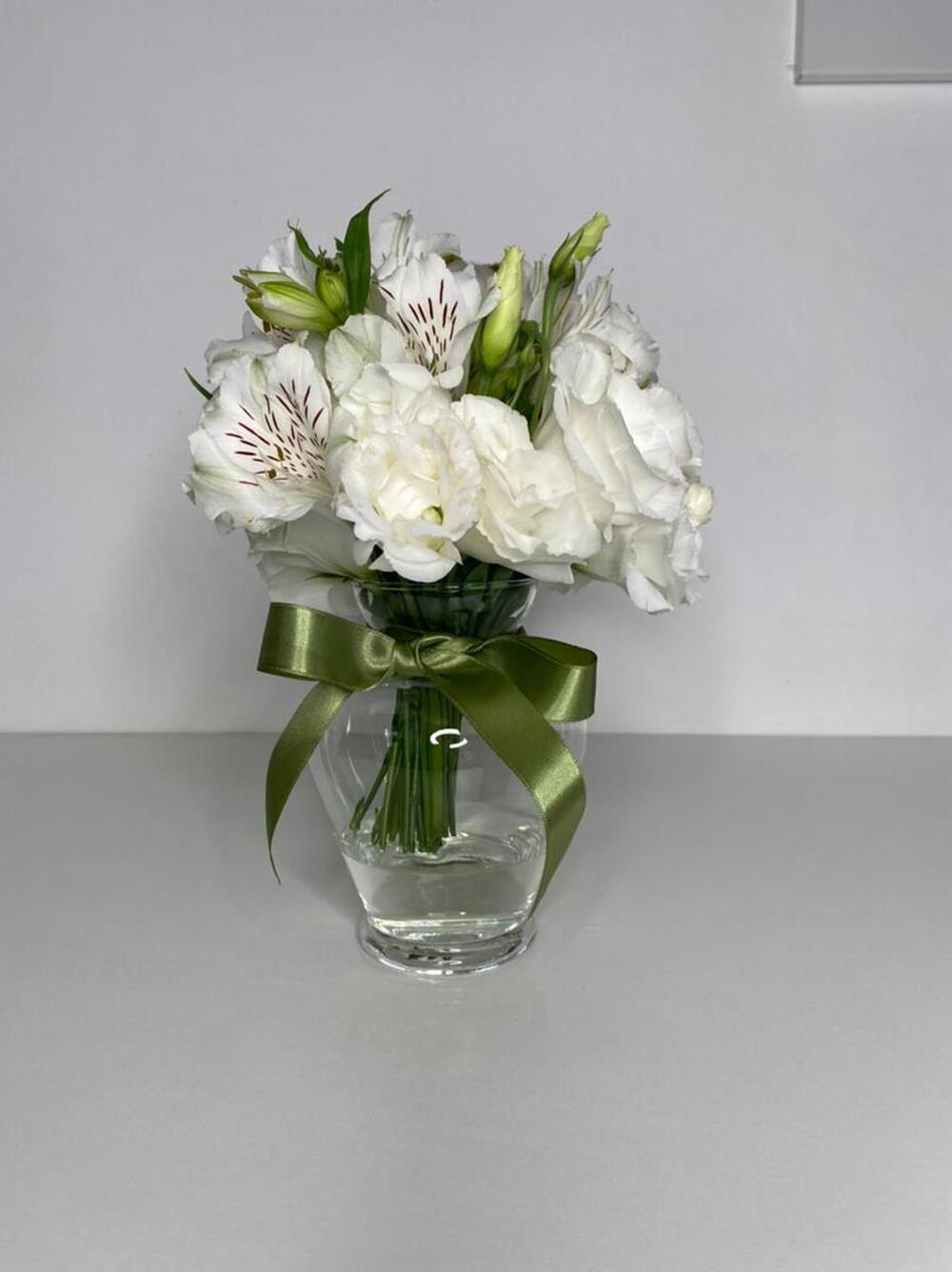 imagem Buquê com mix de flores brancas no vaso (P)