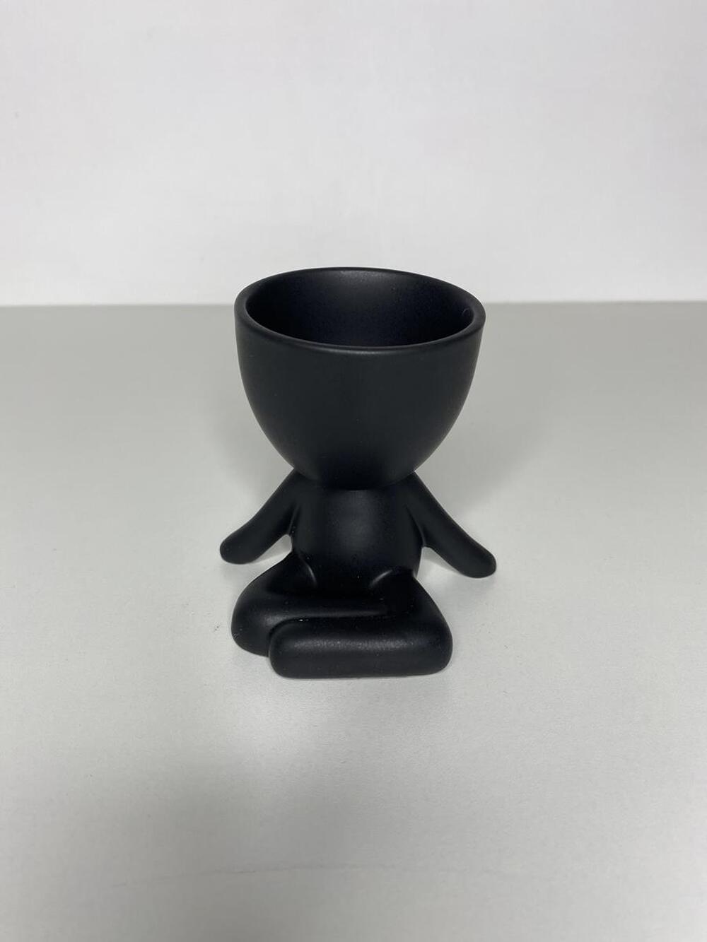 imagem Cachepot Robert Plant pernas cruzadas preto